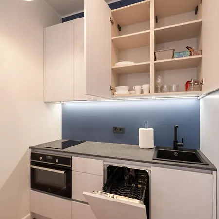 New Old Town Flat, Free Parking, Tv, Work Desk, Monitor, Ac, Security 아파트