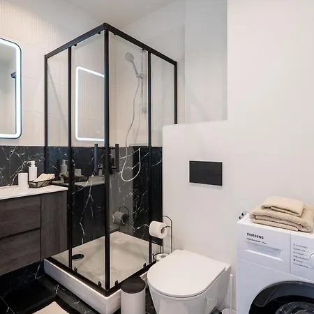 New Old Town Flat, Free Parking, Tv, Work Desk, Monitor, Ac, Security 리가