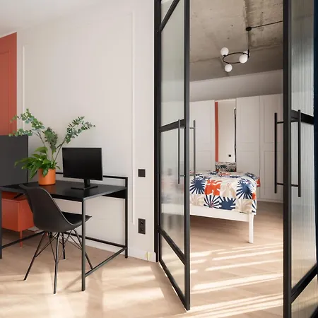 New Old Town Flat, Free Parking, Tv, Work Desk, Monitor, Ac, Security *