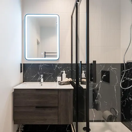 New Old Town Flat, Free Parking, Tv, Work Desk, Monitor, Ac, Security 아파트